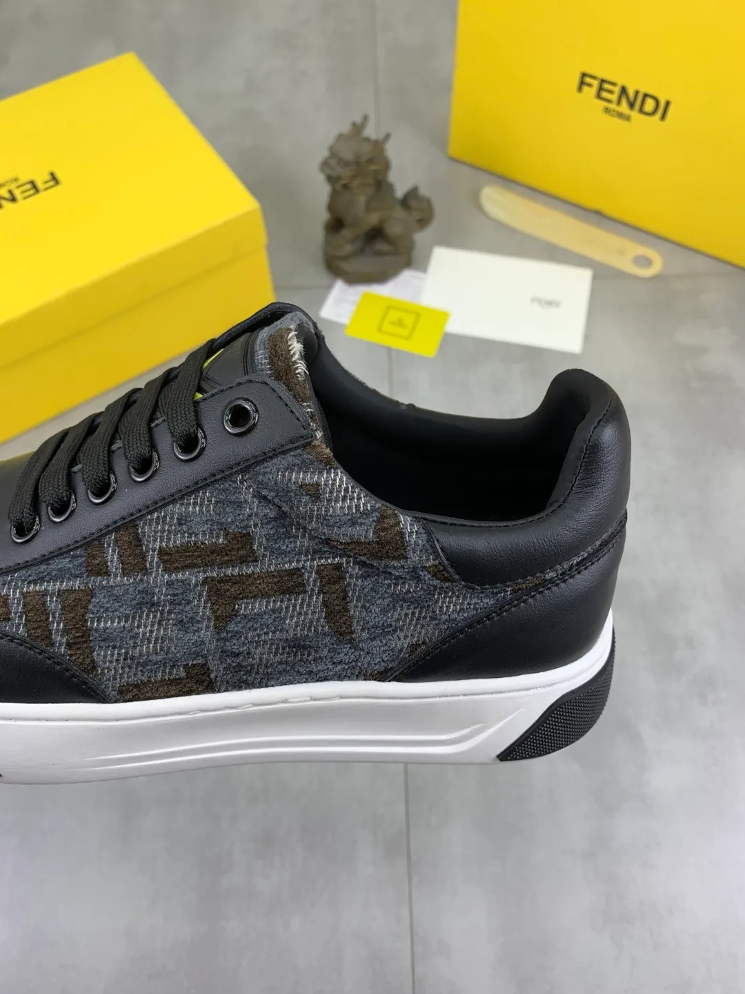 ​Men's shoes 💰P420 💰[New style] little monster 🆘 New style at FENDI counter 🕶️🕶️Simple routing effect, showing an elegant and cool driving shoe 🎬Using imported calfskin + first-layer pigskin lining🐂Excellent material🎬Detailed workmanship 🤗Comfortable foot feel➰➰. ​Pair it with any outfit to show your taste and temperament, low-key luxury ♻️Design ​simple and elegant ​noble and fashionable 🍃​Very loved and favored by trendy men 💓❤️size: 38-44 4️⃣colors available